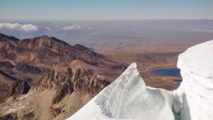 Vistas durante el descenso, el hielo se mezcla con las  lagunas del altiplano